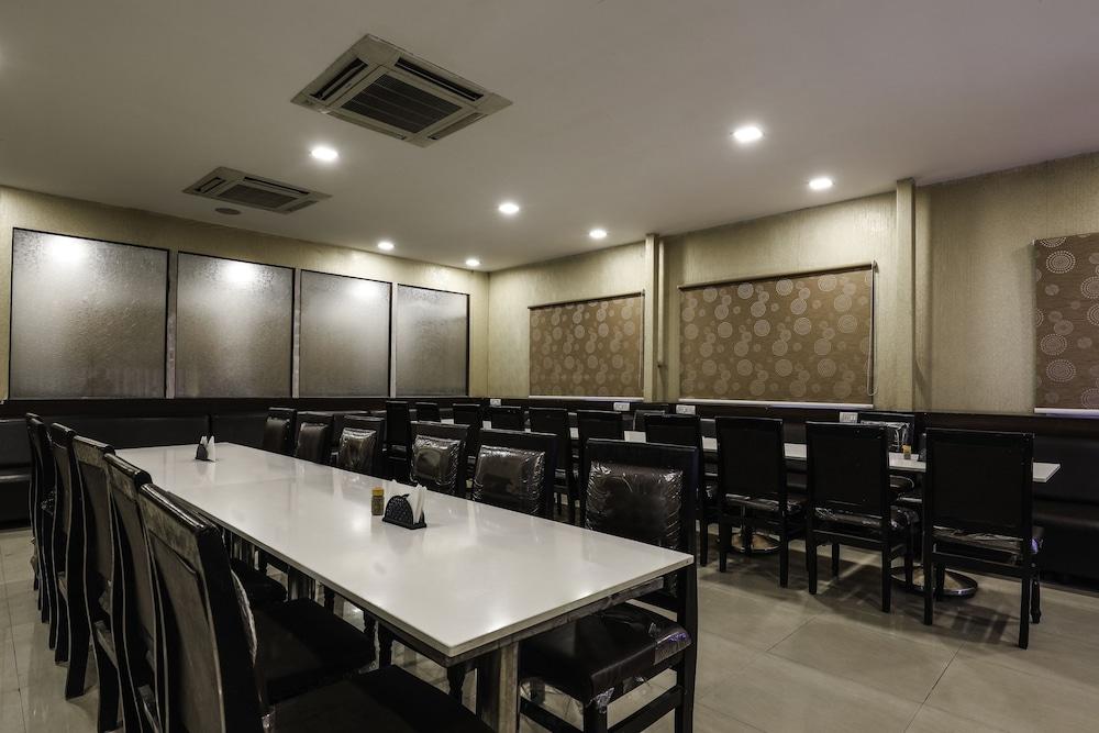 Treebo Trend Hotel Jp Plaza Nampally Hyderabad Exteriör bild