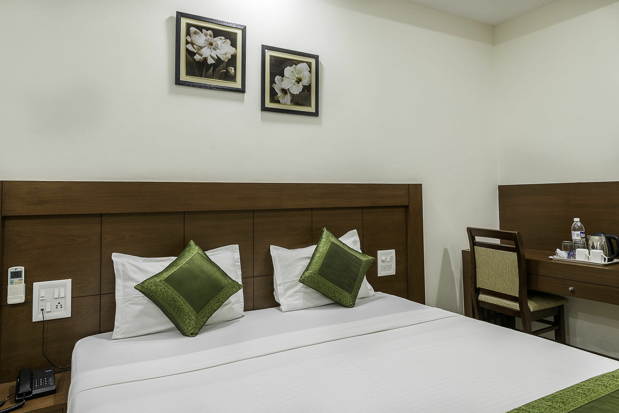 Treebo Trend Hotel Jp Plaza Nampally Hyderabad Exteriör bild