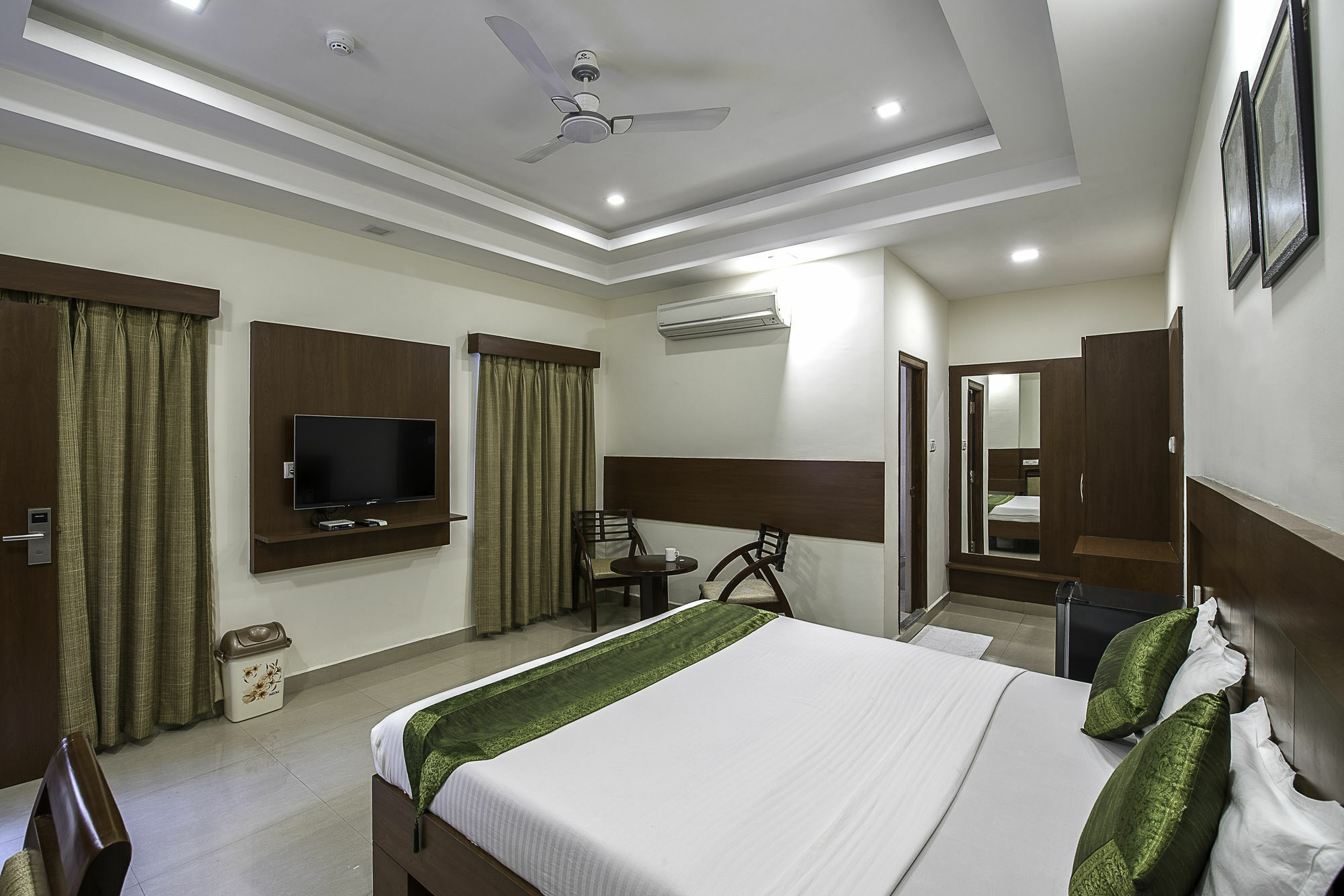 Treebo Trend Hotel Jp Plaza Nampally Hyderabad Exteriör bild