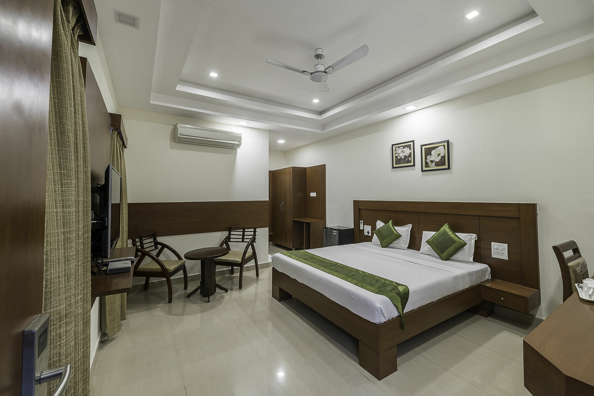 Treebo Trend Hotel Jp Plaza Nampally Hyderabad Exteriör bild