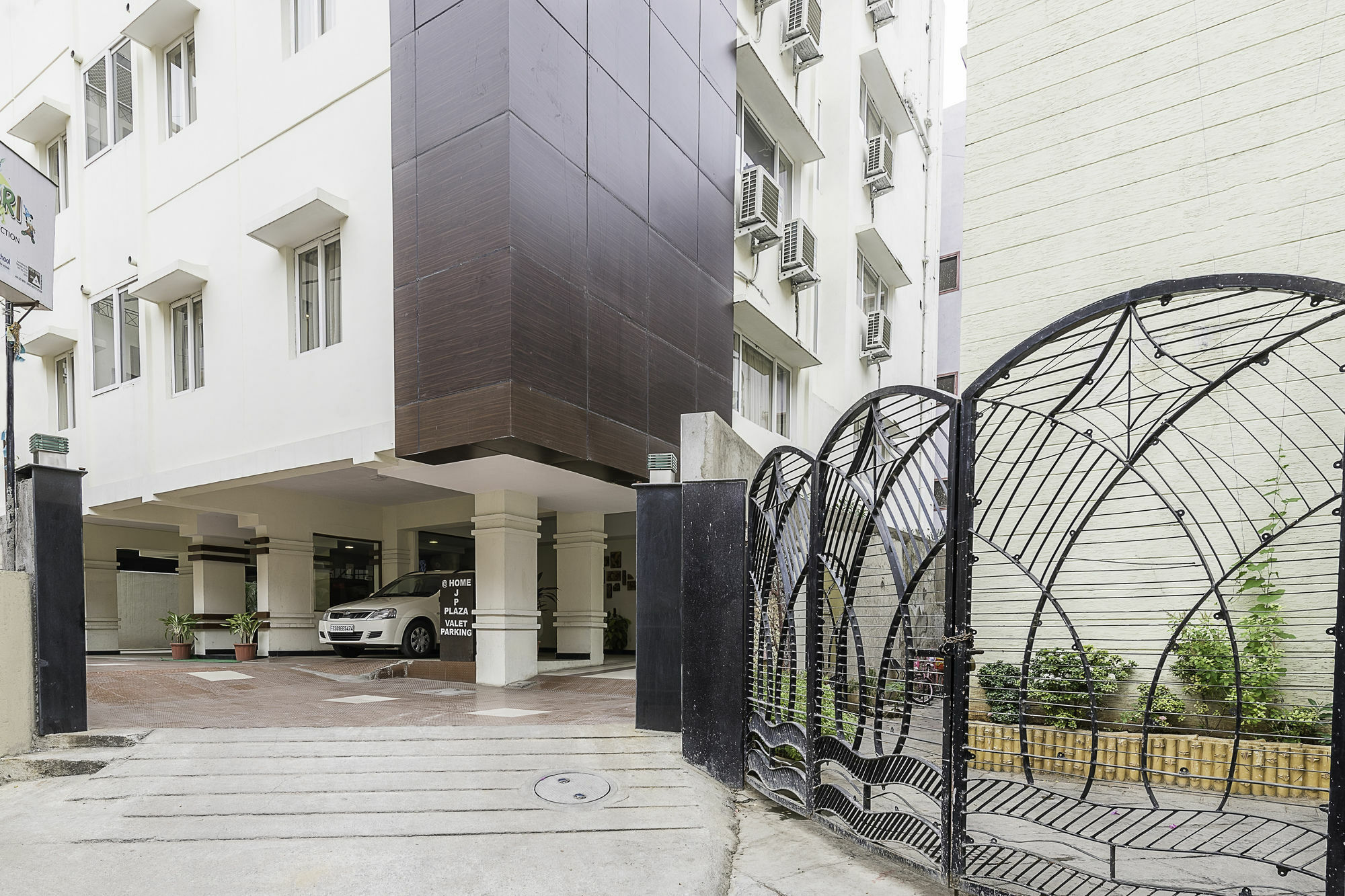 Treebo Trend Hotel Jp Plaza Nampally Hyderabad Exteriör bild