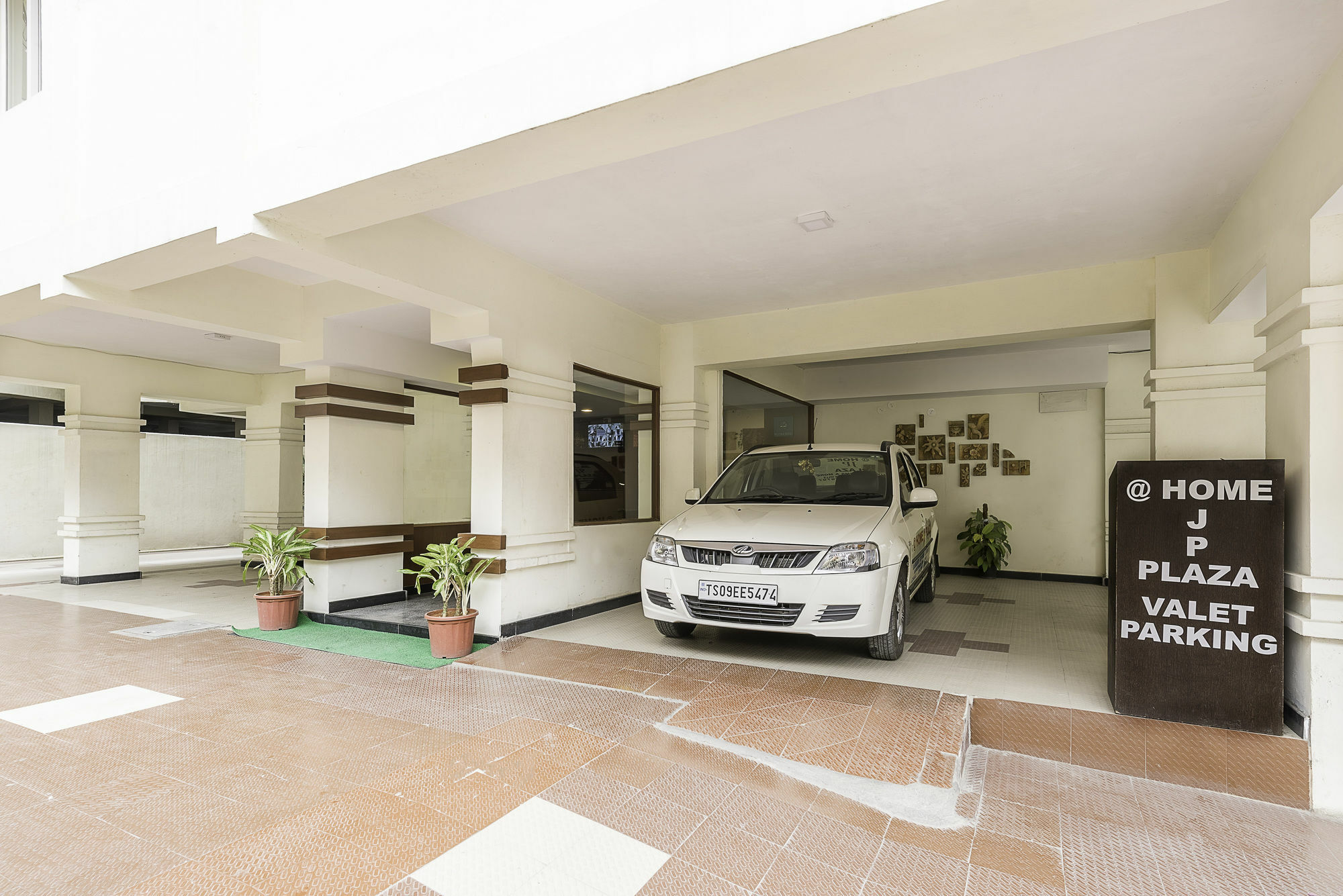 Treebo Trend Hotel Jp Plaza Nampally Hyderabad Exteriör bild