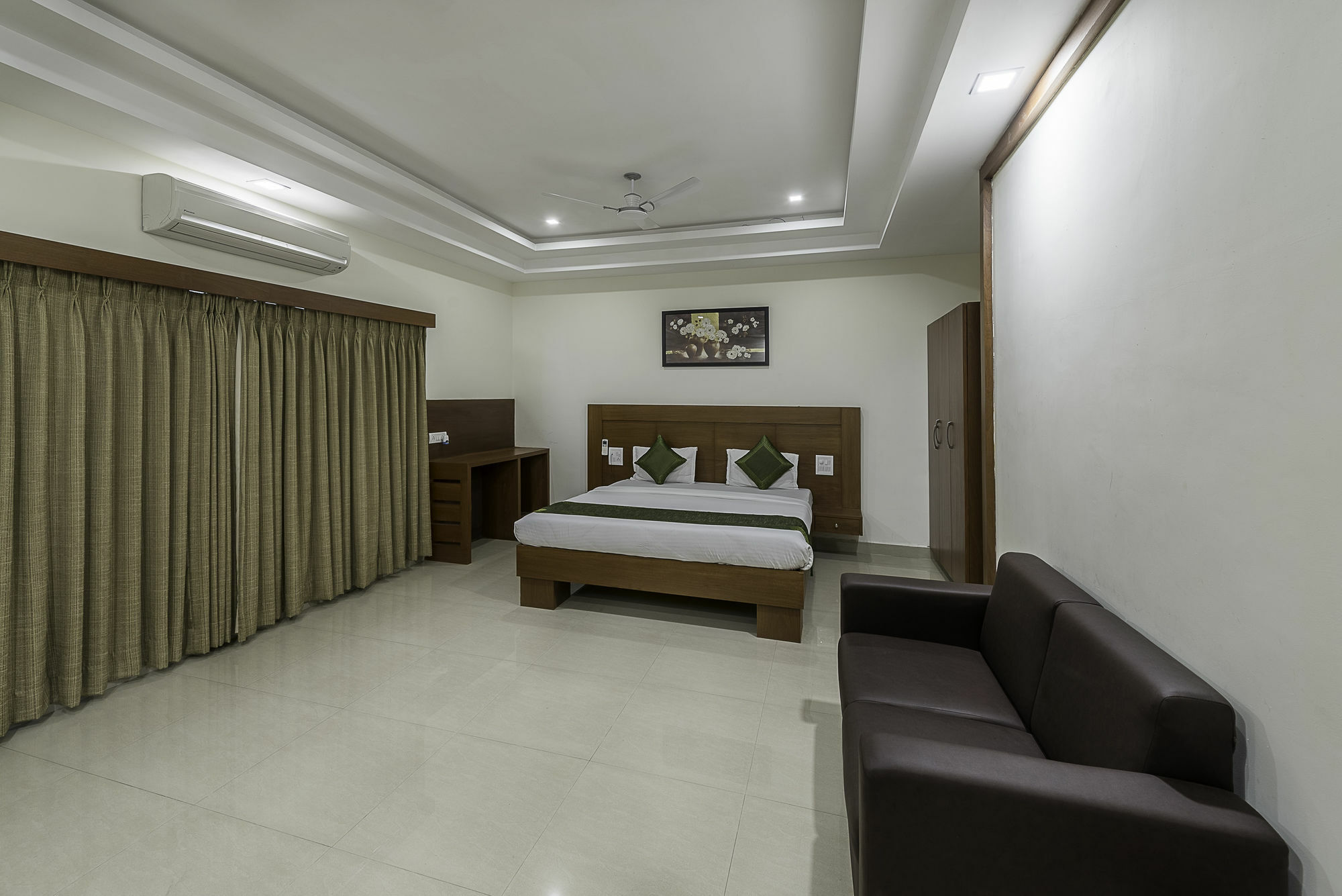 Treebo Trend Hotel Jp Plaza Nampally Hyderabad Exteriör bild