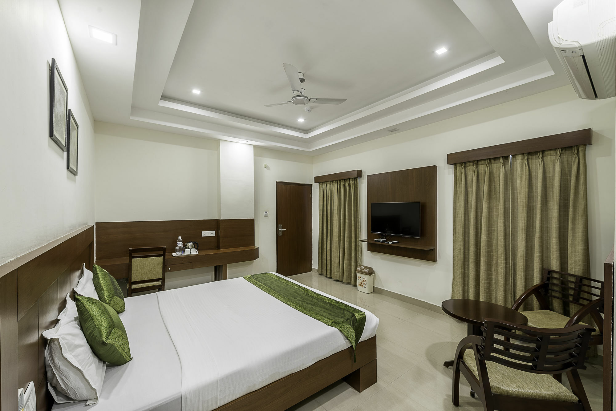 Treebo Trend Hotel Jp Plaza Nampally Hyderabad Exteriör bild