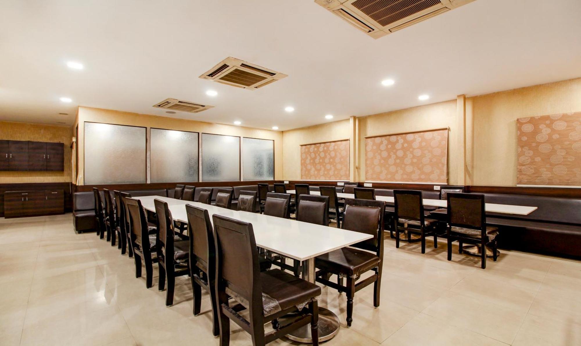 Treebo Trend Hotel Jp Plaza Nampally Hyderabad Exteriör bild
