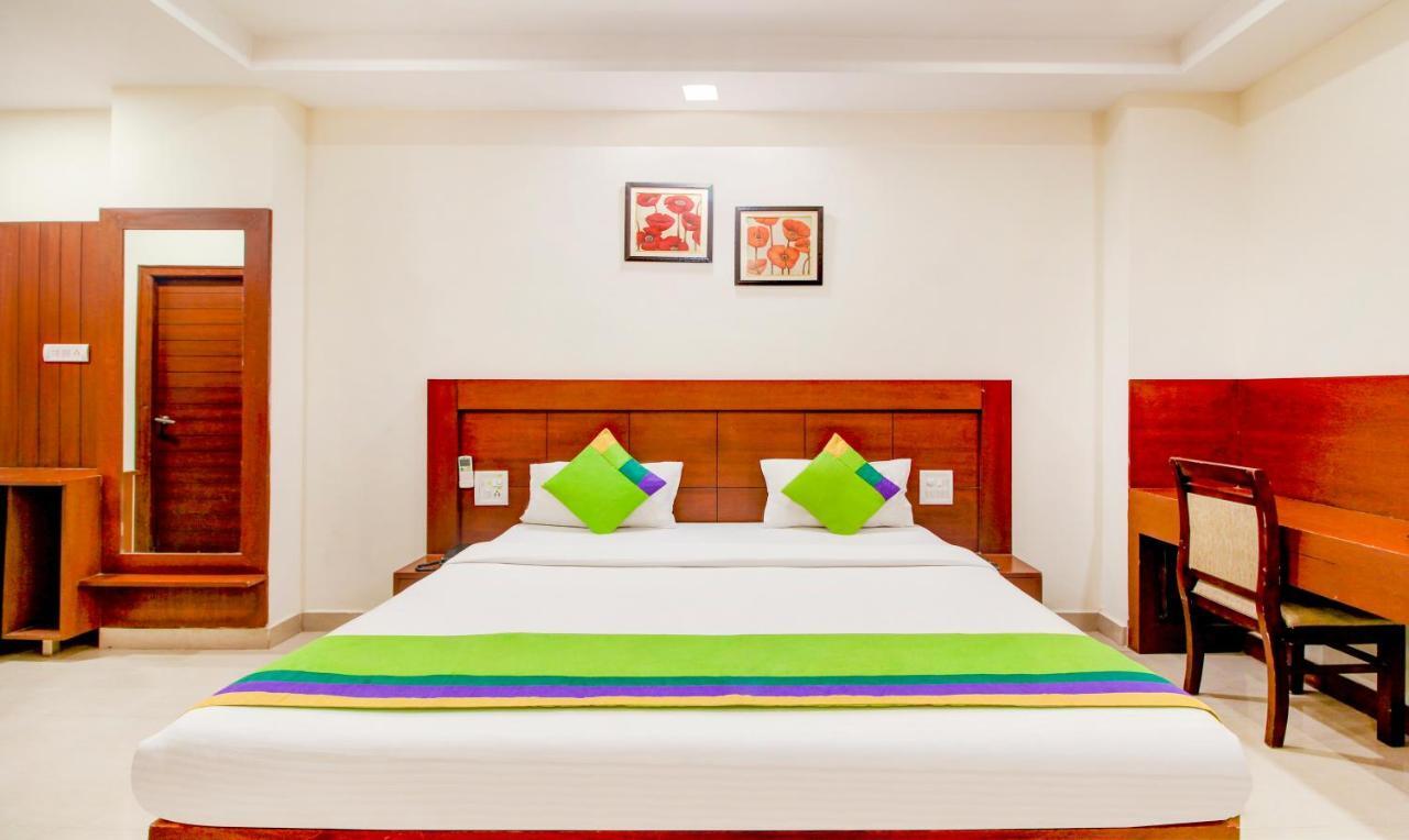Treebo Trend Hotel Jp Plaza Nampally Hyderabad Exteriör bild