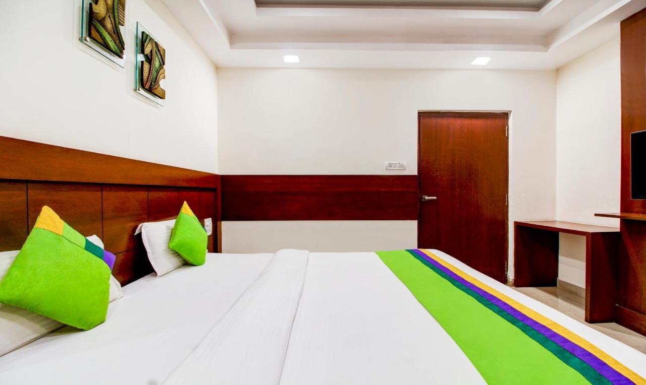 Treebo Trend Hotel Jp Plaza Nampally Hyderabad Exteriör bild